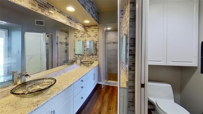Building Photo - 6495 Shoreline Dr