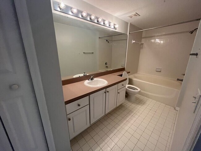 Building Photo - 5578 Metrowest Blvd