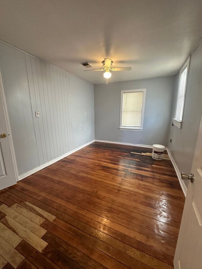 Building Photo - 1700 S Lincoln St