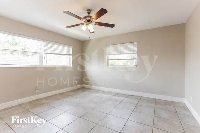 Building Photo - 2720 SW 18th St