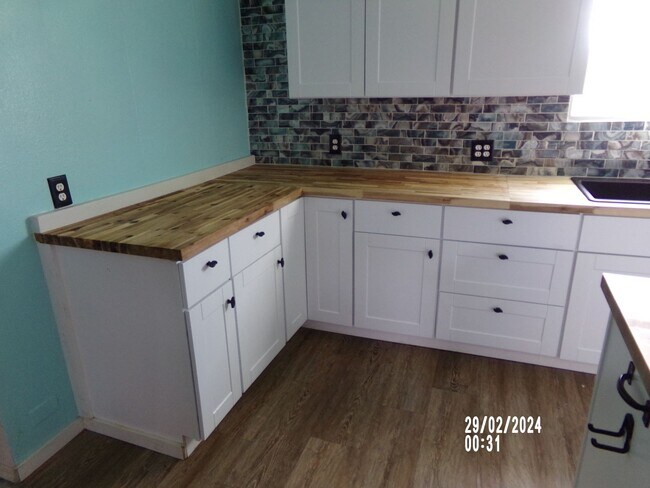 Building Photo - 4bd 1ba Home
