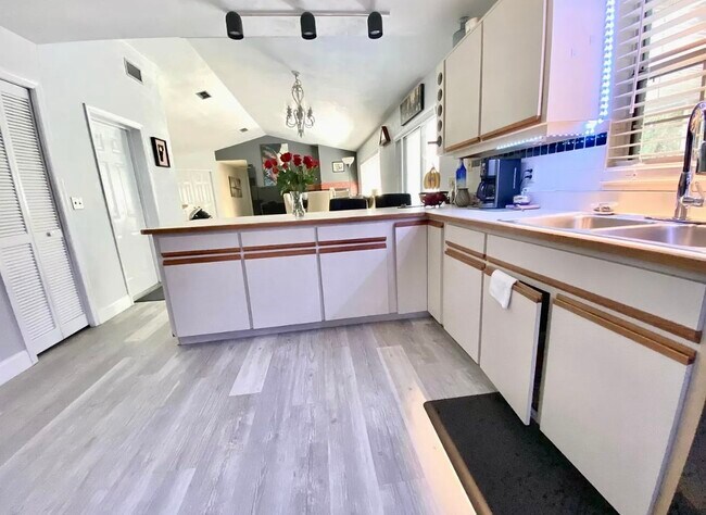 Building Photo - 6106 Everglades Dr