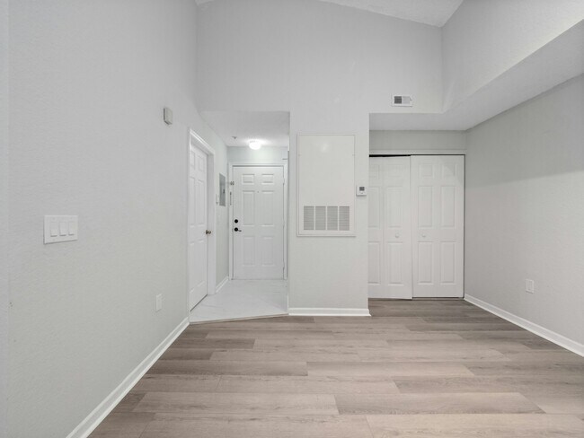 Building Photo - 8300 Elm Park Dr