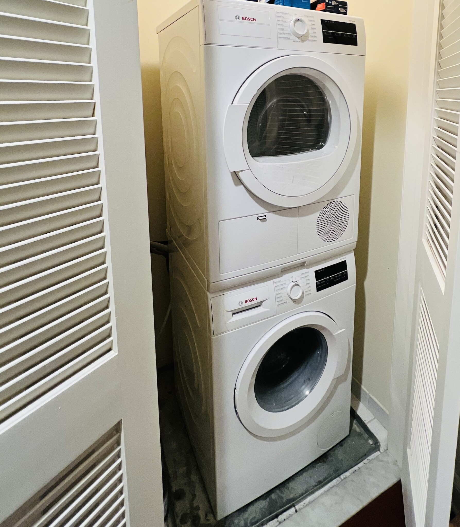 Full size washer/dryer - 22 W Front St