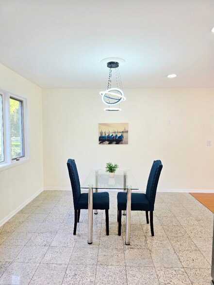 Building Photo - 821-21 Creek Ct