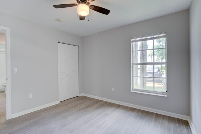Building Photo - 9240 Roan Ln