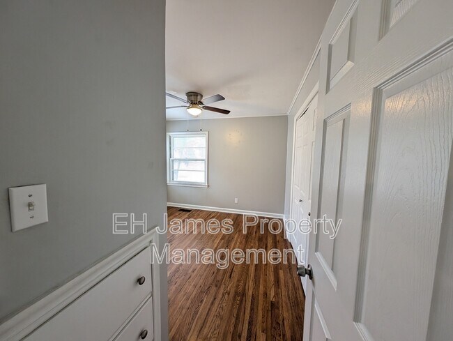 Building Photo - 1135 E 49th St