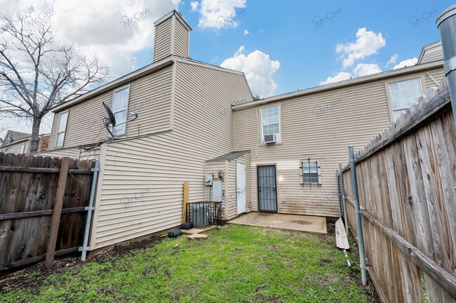 Building Photo - Beautiful 1/1.5 Town Home In Dallas!