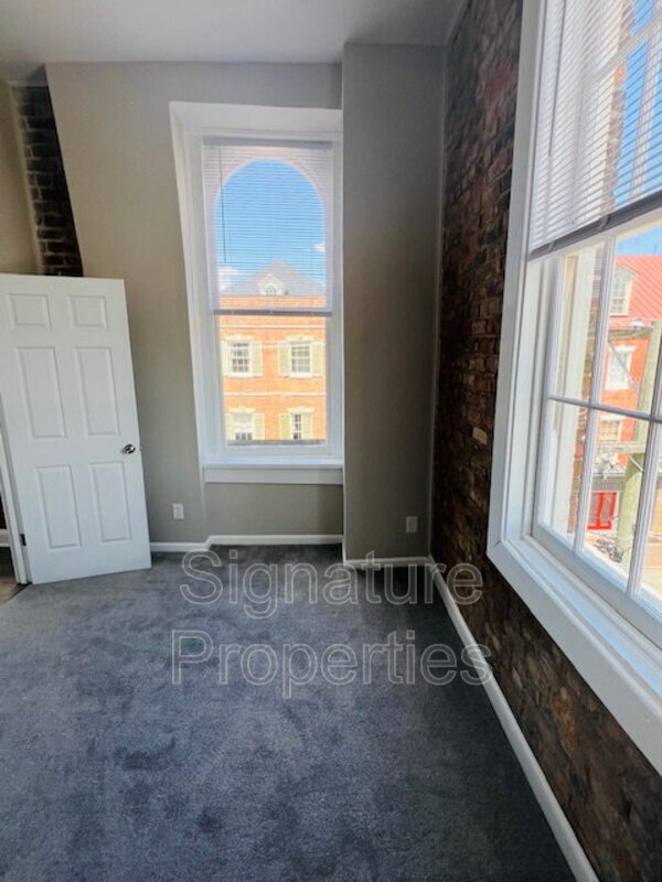 Building Photo - 22 Bollingbrook St
