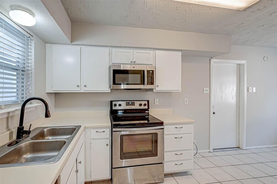 Building Photo - 24130 Silversmith Ln