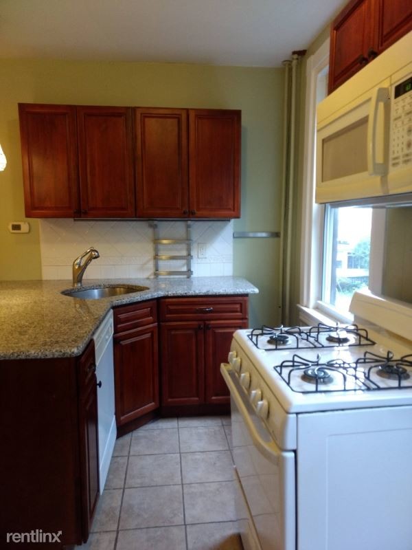 Building Photo - 22 School Ln