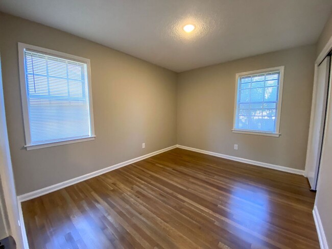 Building Photo - 3 bedroom 2 bathroom near Sycamore View an...