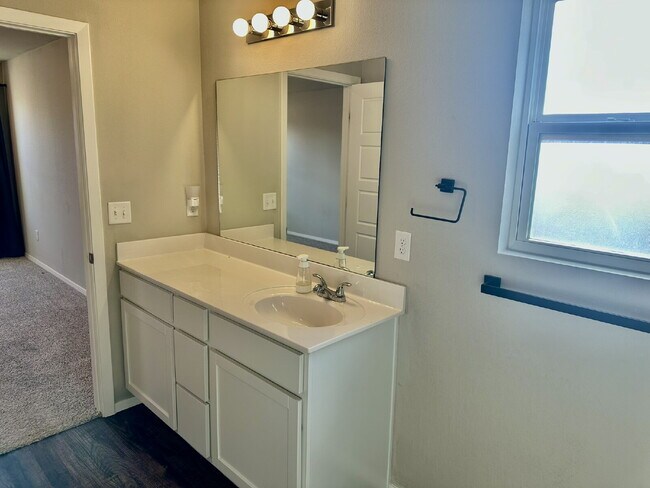 Building Photo - 920 Queen St