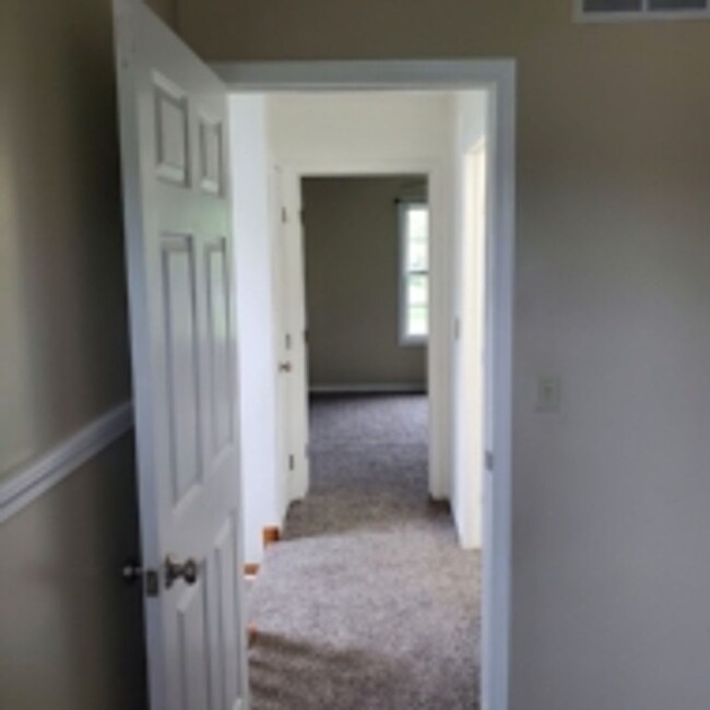 Building Photo - 2/3 Bed Room 1 ½ Townhouse for rent.