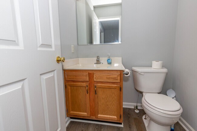 Building Photo - 2 Bed, 1.5 Bath Townhome in Inwood, WV