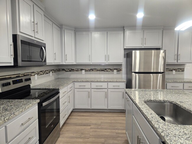 Building Photo - Spacious 4/3/2 Home with Modern Finishes and Great Location
