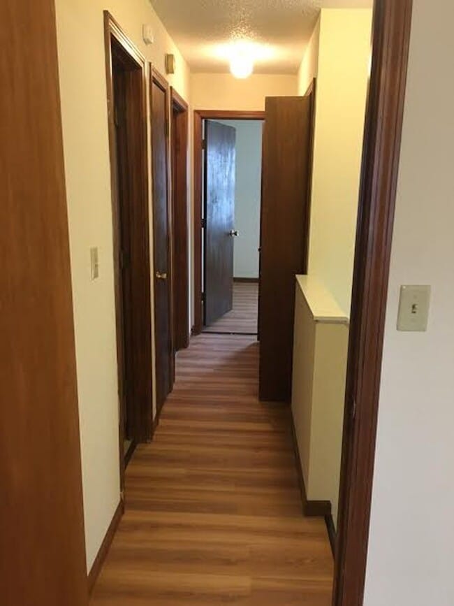 Building Photo - 3 x1.5 home off Lawrence Ave!