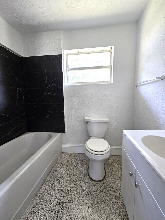 Building Photo - 1703 Edgewater Dr