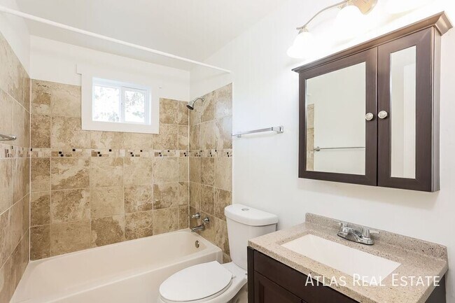 Building Photo - 649 Evanston St