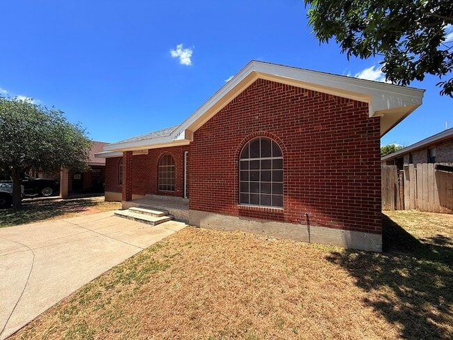 Building Photo - 1659 Champion Cir