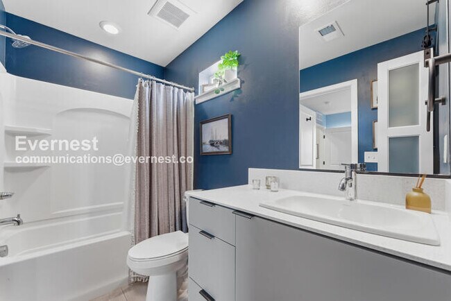Building Photo - 4 Bed/3 Bath Townhome with Fenced Yard & Garage / Available Now!
