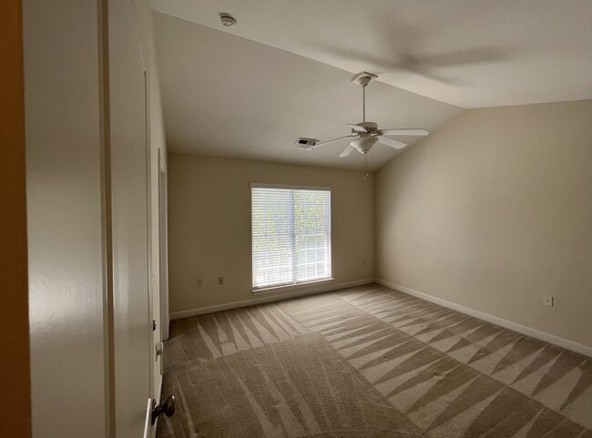 Building Photo - Townhouse For Rent