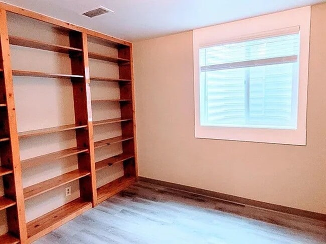 Building Photo - 1321 Lakewood Dr