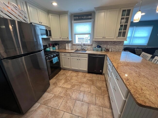 Building Photo - 406 N Dorset Ave