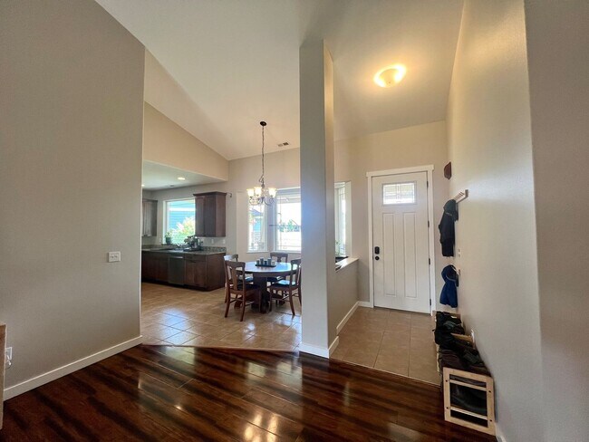 Building Photo - Modern 3 Bedroom Home