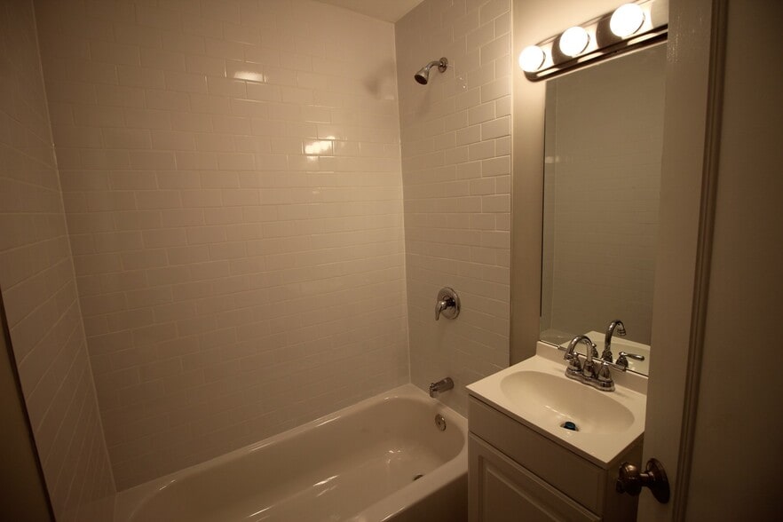 Building Photo - 4411 N La Crosse Ave