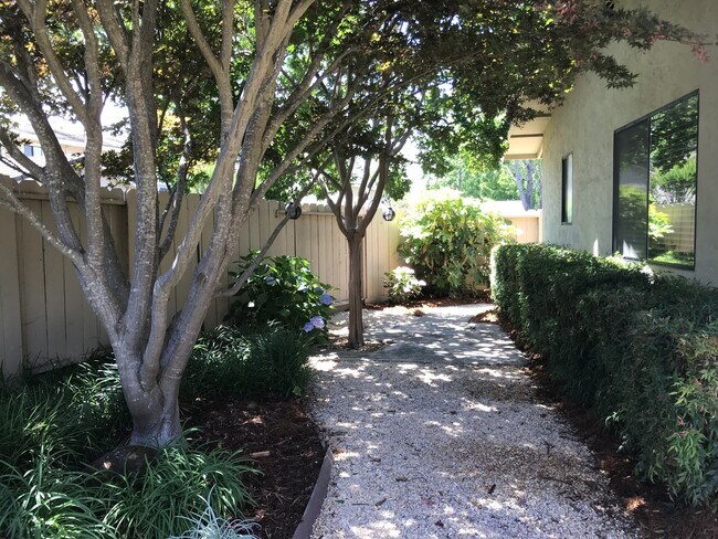 Building Photo - Spacious Condo in a Desirable Private Community