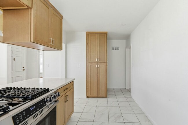 Building Photo - 7005 Draper Ave