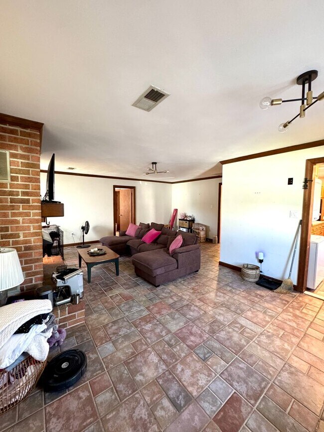 Building Photo - 5 Bed 2 Bath Home for Rent in Chesapeake!