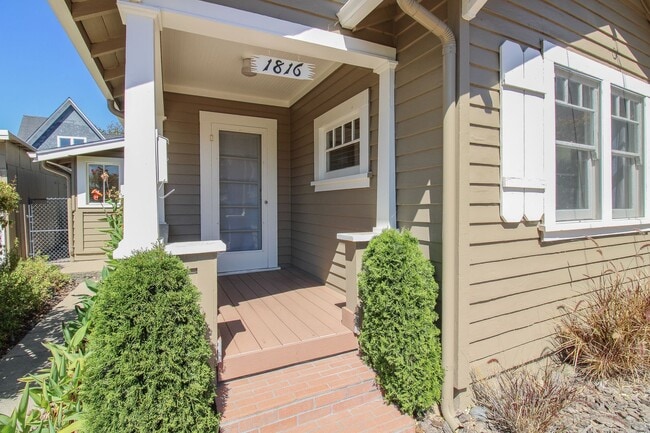 Building Photo - Charming 1 bedroom, 1 bathroom home