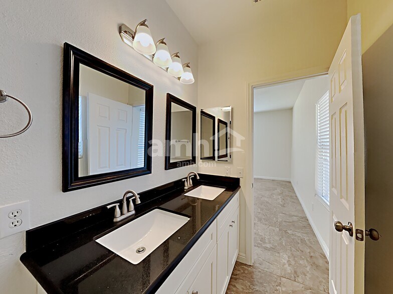 Building Photo - 1660 Encarta St