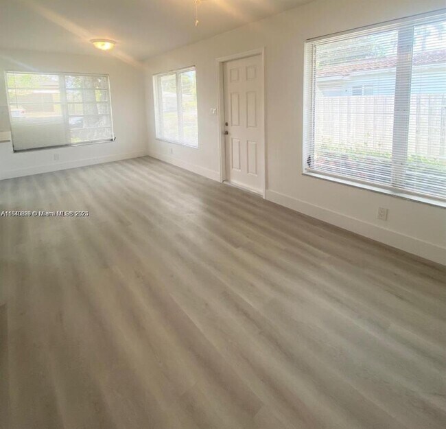 Building Photo - 2 bedroom in Hallandale FL 33009