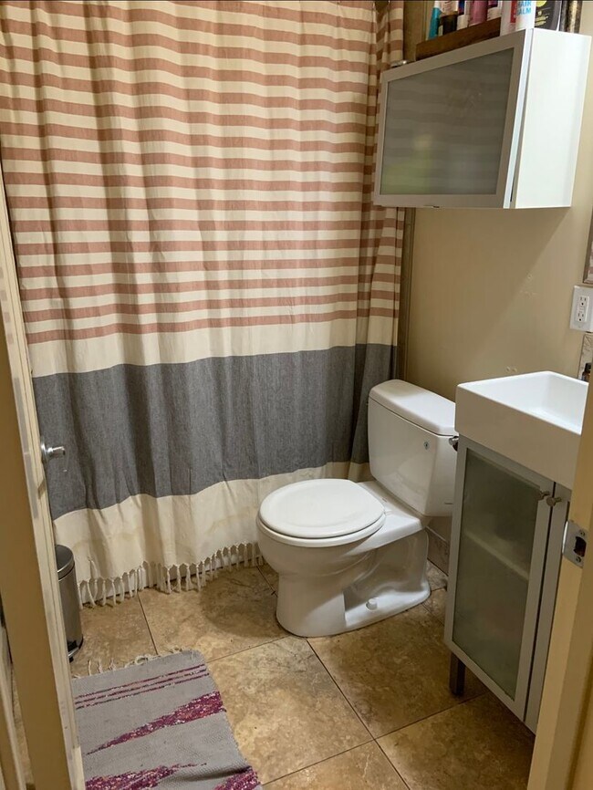 Building Photo - Temescal 1BR with Shared Yard | Updated Unit in a Great Location