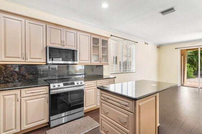 Building Photo - 1325 Camellia Cir