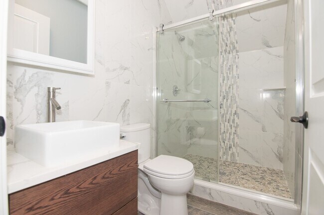 Building Photo - No Brokers Fee. InUnit Washer/Dryer, centr...