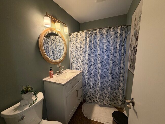 Building Photo - 202 Hickory Rd