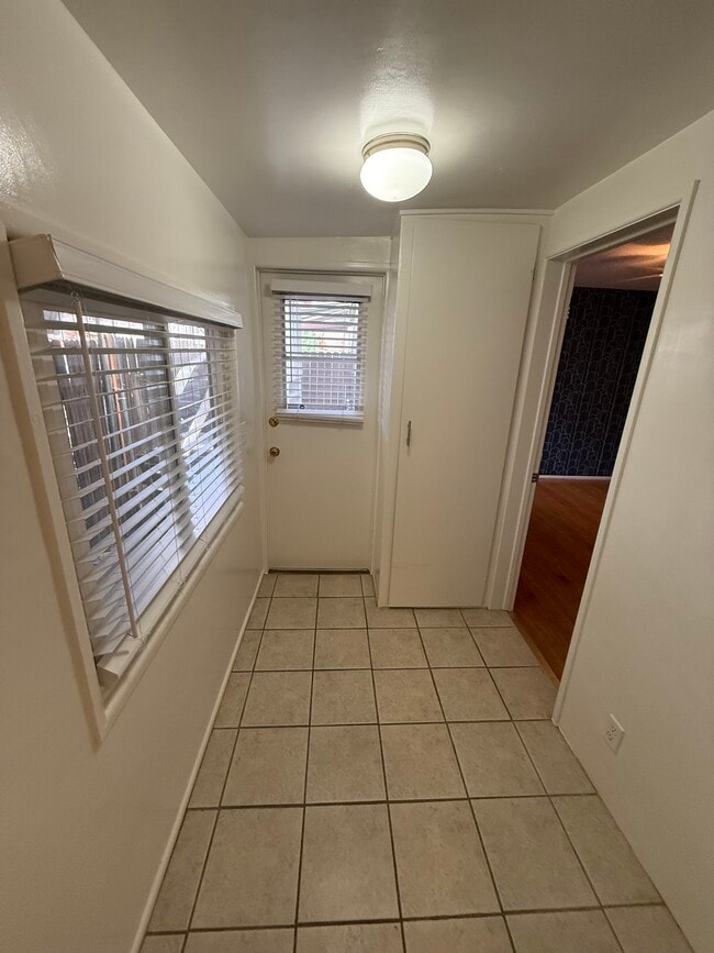 Building Photo - 959 E Mariposa St