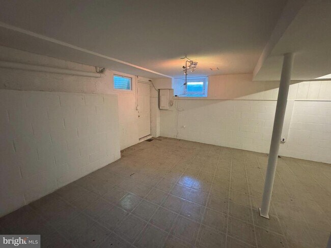 Building Photo - 721 Crabb Ave