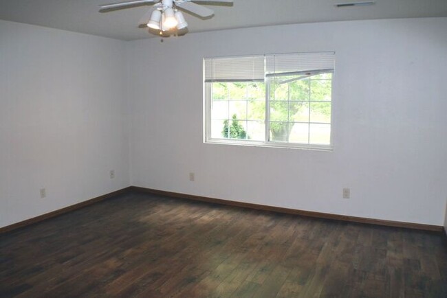 Building Photo - $1,095 | 2 Bedroom, 1 Bathroom Condo | Pet...