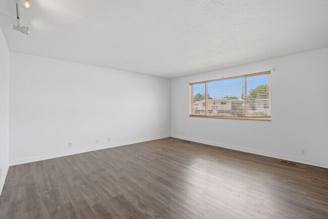 Building Photo - 4 Bedroom 2 Bath West Jordan Home