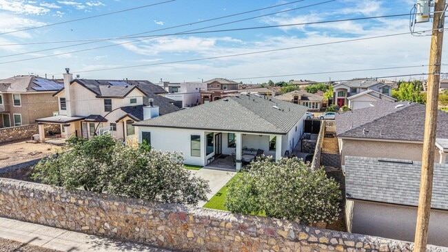 Building Photo - We have a beautiful home fully furnished with 3 bedroom-2 baths plus theater room (or a 4 bed room)
