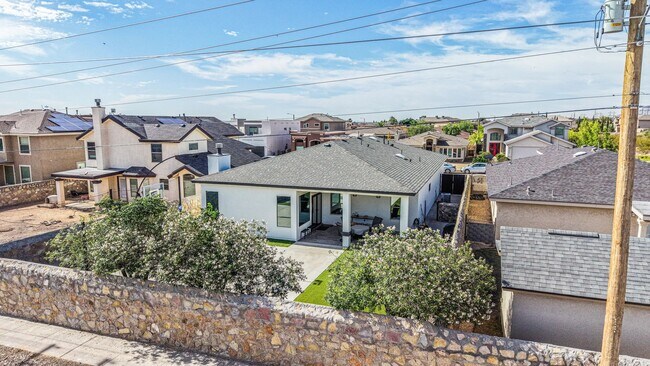 Building Photo - We have a beautiful home fully furnished with 4 bedroom-2 baths