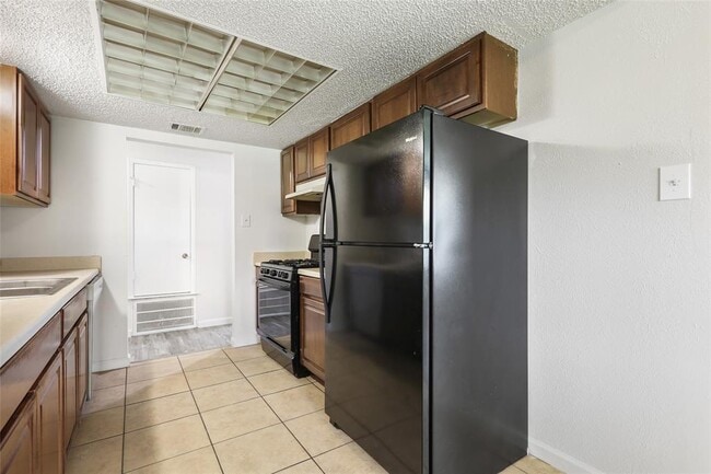 Building Photo - 1800 Cameo Dr