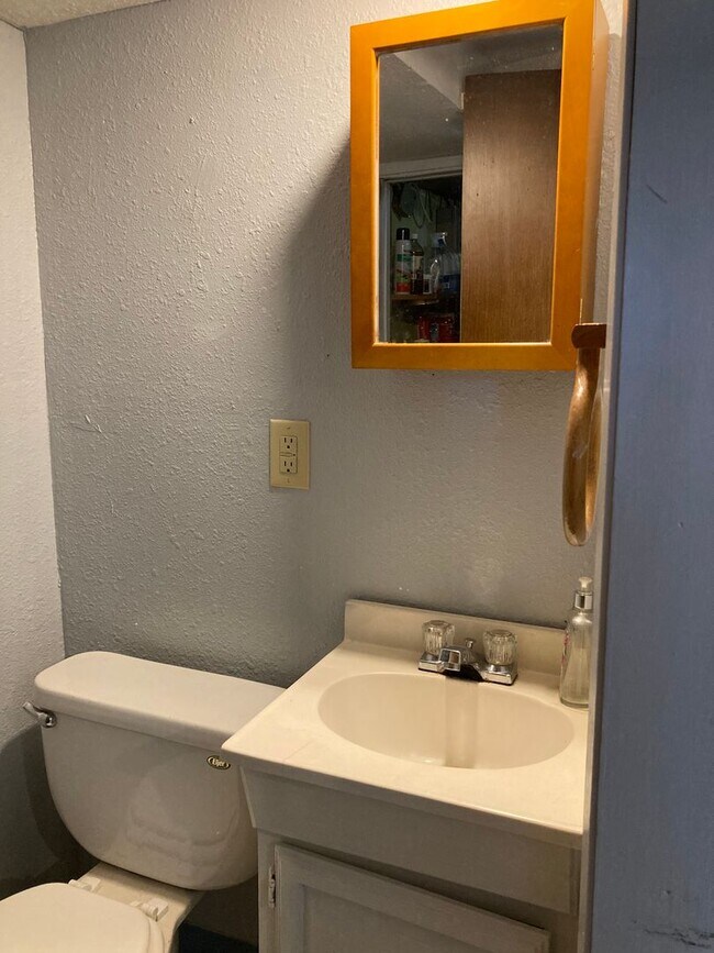 Building Photo - Three Bedroom Single-Family Home Close To ...