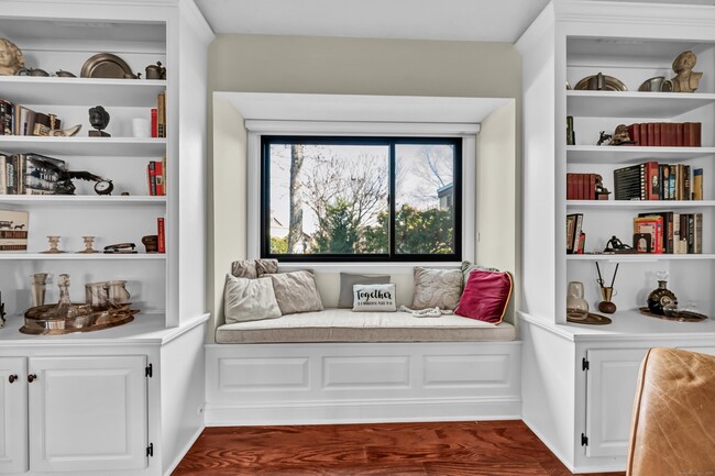 Building Photo - 123 Heritage Vlg