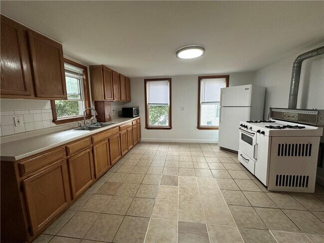 Building Photo - 177 Boyden St